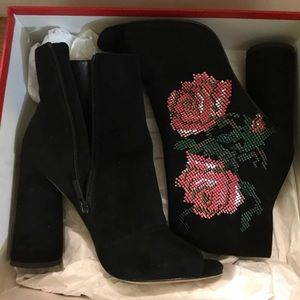 Donald J Pliner
Barri suede open toed boo ties